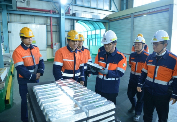 고려아연 최고기술책임자(CTO)인 이제중 부회장이 온산제련소 내 인듐 공장을 찾아 생산된 제품을 확인하고 있다. 고려아연 제공