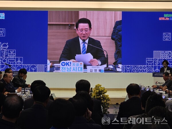 김영록 전라남도지사가 20일 해남군청 대회의실에서 열린 ‘해남군 정책비전 투어’ 행사에서 인사말을 하고 있다. 문미선 기자