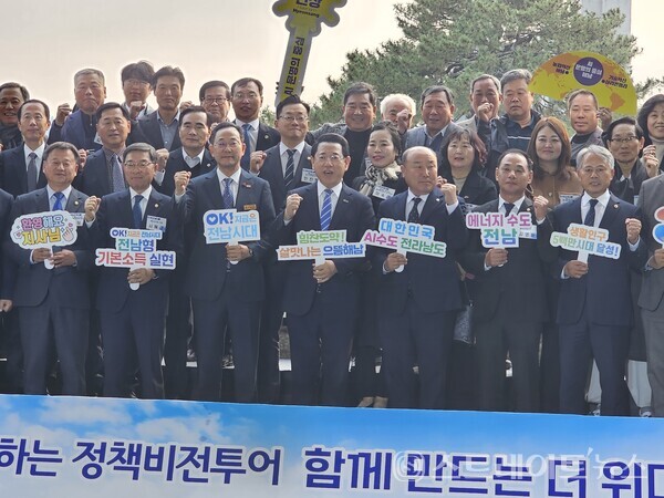 20일 해남군청 대회의실에서 열린 ‘해남군 정책비전 투어’ 행사 후 김영록 전남지사, 명현관 해남군수, 김성일·박성재 전남도의원, 이성옥 해남군의회 의장 등 관계자들이 기념촬영을 하고 있다. 문미선 기자