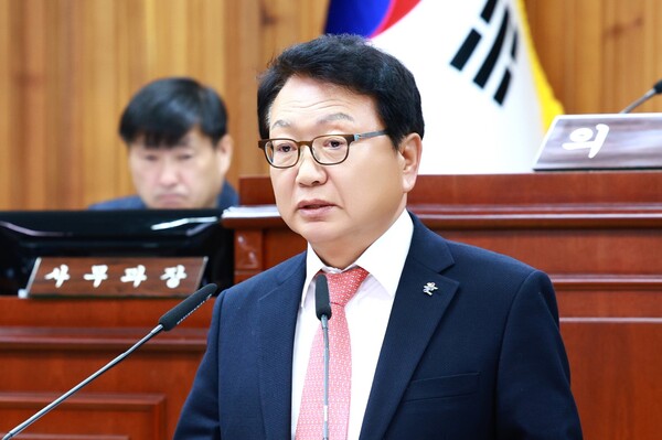 손병복 경북 울진군수는 20일 ‘제288회 울진군의회 제2차 정례회’ 시정 연설에서 2026년도 예산안의 사업별 필요성과 울진군의 미래를 위한 발전 방향, 군민의 생활과 복지에 미치는 영향을 상세히 설명하며 군 의회의 협조를 요청했다.(사진=울진군)