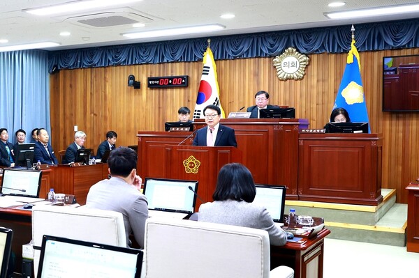 손병복 경북 울진군수는 20일 ‘제288회 울진군의회 제2차 정례회’ 시정 연설에서 2026년도 예산안의 사업별 필요성과 울진군의 미래를 위한 발전 방향, 군민의 생활과 복지에 미치는 영향을 상세히 설명하며 군 의회의 협조를 요청했다.(사진=울진군)