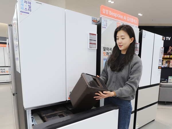 롯데하이마트 직원이 매장 내 삼성전자 ‘비스포크 김치플러스’ 김치냉장고를 살펴보고 있다. 롯데하이마트 제공