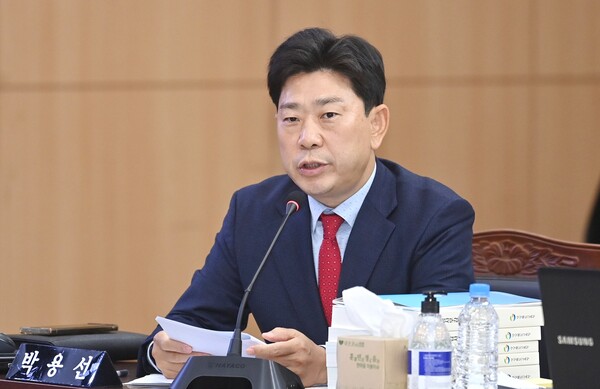 박용선 경북도의원은 경북교육청 행감에서 초등학교와 유치원이 폐교된 뒤에도 어린이보호구역과 무인단속장비가 그대로 남아 있는 사례를 들어 행정 비효율과 예산 낭비 문제를 지적했다.(사진=경북도의회)
