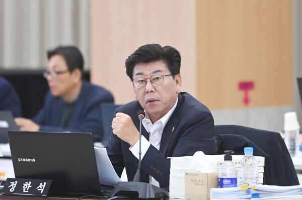 정한석 경북도의원은 경북교육청 행정사무감사에서 학교폭력대책심의위원회 전문성 강화, 미래교육지구 추진위원회 운영 개선, 기간제 교원 채용 절차 공정성 확보 등 3개 분야에 대해 교육청의 전면적 쇄신을 강력히 요구했다.(사진=경북도의회)