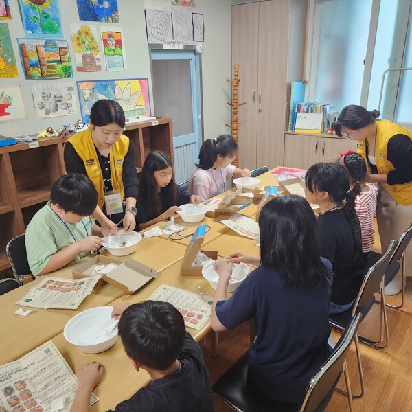 대학생봉사단원이 진주시 지역아동센터에서 아동들과 학습 체험 활동을 진행하고 있다. 한국남동발전 제공