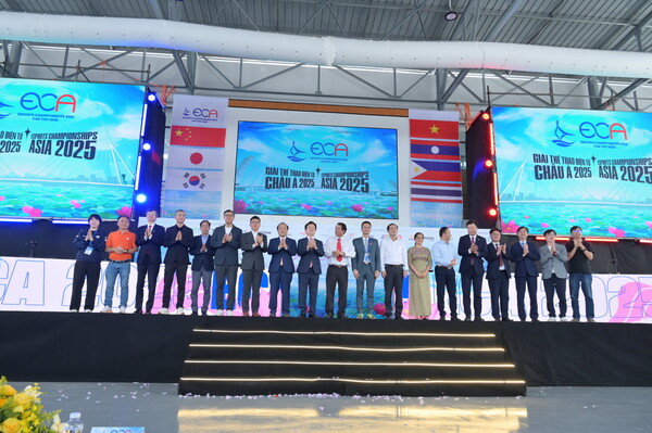 진주시 글로벌 교류단이 지난 20일 베트남 껀터시에서 열린 '2025 아시아 이스포츠대회 개막식'에 참석해 기념촬영을 하고 있다. 진주시 제공