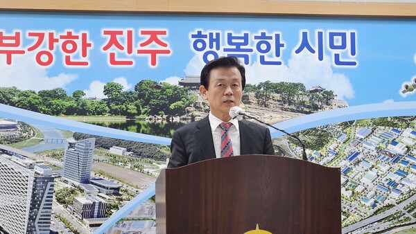 조규일 진주시장이 21일 오후 진주시청 브리핑룸에서 시정연설을 하고 있다. 진주시 제공