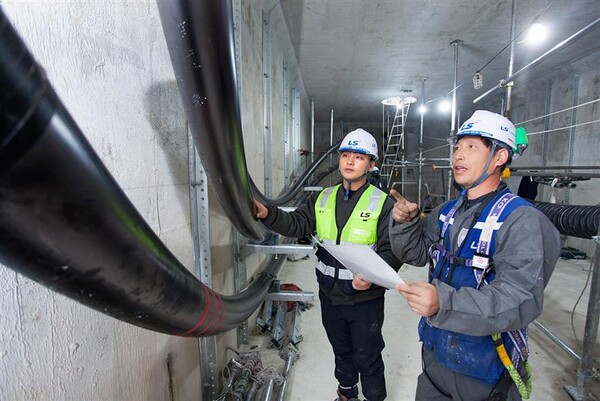 LS전선 직원들이 세계 최대 송전 용량인 500kV급 HVDC 케이블이 투입되는 '동해안-신가평' 시공 현장을 점검하고 있는 모습. LS전선 제공