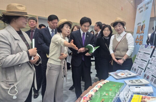 김대중 전남교육감이 22일 열린 ‘2030 유‧초등 수업한마당’에 선보인 ‘노벨문학상 씨앗수업’을 살펴보고 있다. 전남교육청