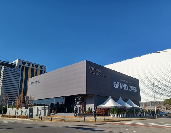 ㈜대원이 경기도 김포시 북변동 224-67번지 일원에 공급하는 ‘김포북변 칸타빌 디 에디션’의 견본주택. 청약홈은 12월 2일 특별공급을 시작으로 청약 일정에 들어간다. 김태현 기자