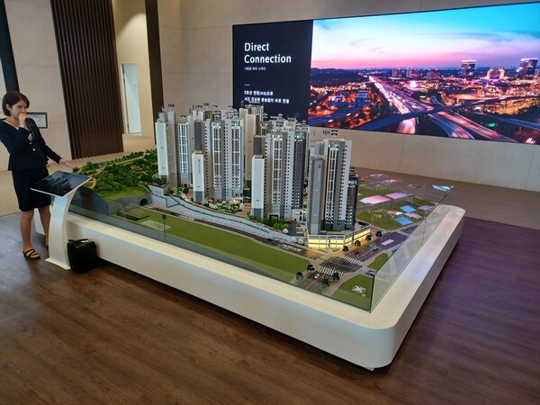 ㈜대원이 경기도 김포시 북변동 224-67번지 일원에 공급하는 ‘김포북변 칸타빌 디 에디션’의 견본주택 내 단지모형. 김태현 기자