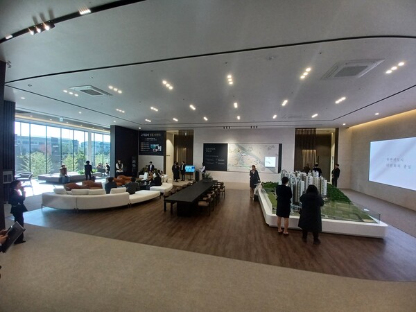 ㈜대원이 경기도 김포시 북변동 224-67번지 일원에 공급하는 ‘김포북변 칸타빌 디 에디션’의 견본주택 내부 모습. 김태현 기자