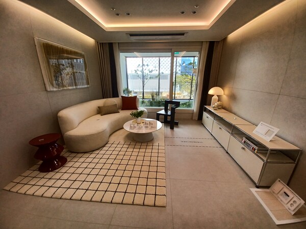 ‘김포북변 칸타빌 디 에디션’ 66A㎡형 거실. 김태현 기자