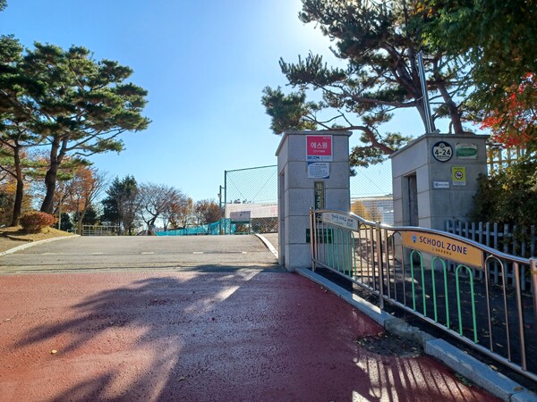 ‘김포북변 칸타빌 디 에디션’에서 직선거리 300m에 위치한 김포초교. 김태현 기자