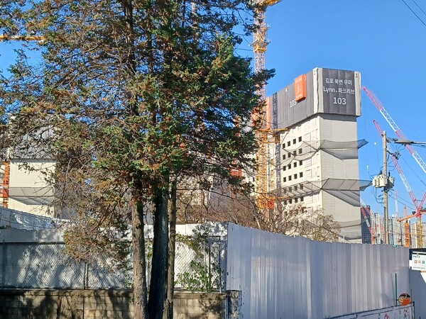 김포초교에서 바라본 ‘우미 린 파크리브’ 건설현장. 김태현 기자