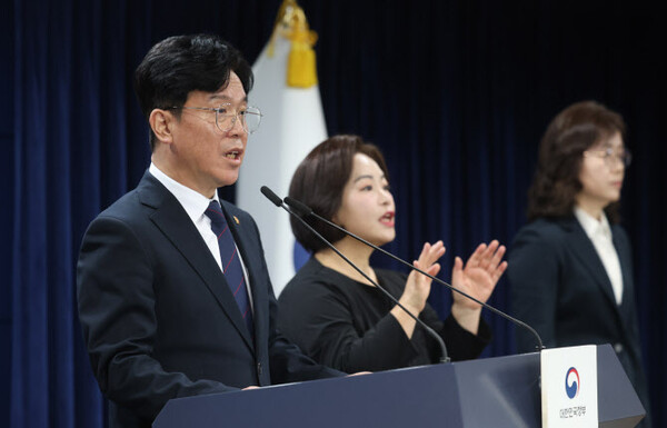 김영훈 고용노동부 장관(왼쪽)이 24일 서울 종로구 정부서울청사에서 노동조합 및 노동관계조정법 시행령 개정안 브리핑을 하고 있다. 연합뉴스