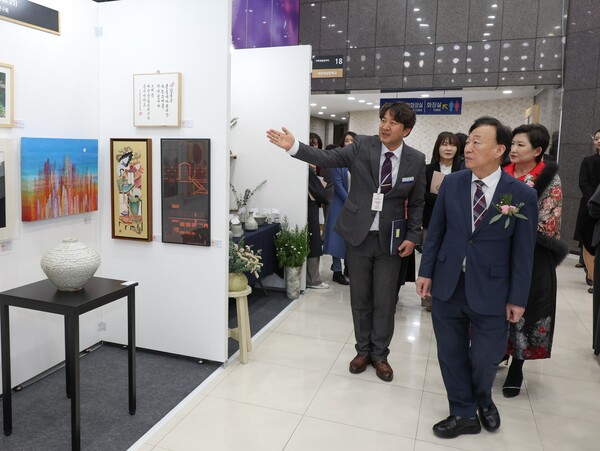 24일 설동호 교육감이 2025 제9회 학교예술교육박람회 현장에 참여하고 있다. 교육청 제공.