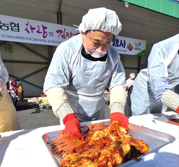 권태형 안동농협조합장이 사랑의 김장김치 나눔 행사 현장을 찾아 봉사자들과 함께 김장을 담그고 참여자들을 격려했다.(사진=안동농협)