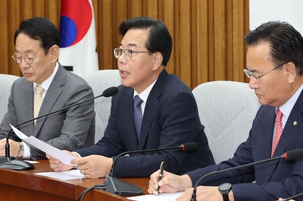 국민의힘 송언석 원내대표가 25일 서울 여의도 국회에서 열린 원내대책회의에서 발언하고 있다. 연합뉴스. 