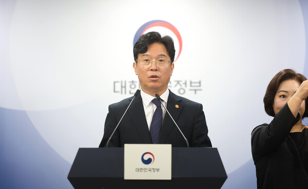 김영훈 고용노동부 장관이 24일 정부서울청사에서 노동조합 및 노동관계조정법 시행령 개정안 브리핑을 하고 있다. 연합뉴스. 