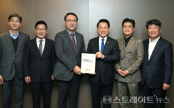 김영록 지사(왼쪽에서 세번째)가 25일 서울 여의도에서 유병서 기획재정부 예산실장과 간담회를 갖고 2026년 국회 증액 핵심사업이 차질없이 반영되도록 지원을 요청한 뒤 전남의 주요 현안사업 건의 내용을 전달하고 있다. 전남도