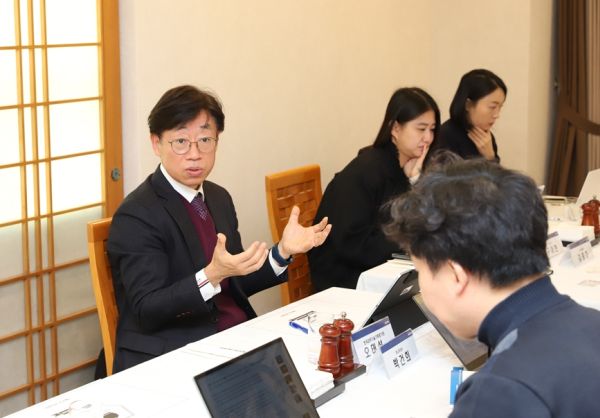 25일 연 기자간담회에서 오태석 KISTEP 원장(왼쪽 첫번째)이 “예타 폐지 이후 한국의 R&D는 더는 연구(R)에 머물 수 없다”며 “실증·상용화·금융·인력·데이터까지 이어지는 R&I(Research & Innovation) 관점으로 정책틀을 바꾸지 않으면 기술패권 경쟁 속에서 뒤처질 수밖에 없다”고 말했다. KISTEP 제공