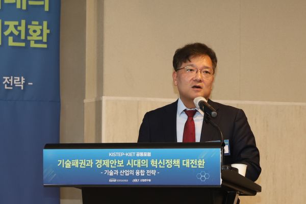 오후에 열린 포럼에서 권남훈 산업연구원(KIET) 원장이 한국 산업의 구조적 약화를 수치로 제시하며 발표하고 있다. KISTEP 제공