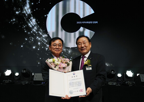 최형식 HS효성 커뮤니케이션실 상무(왼쪽)와 김성이 한국사회복지협의회장이 '지역사회공헌 인정기업' 선정 후 기념 사진을 촬영하고 있다. HS효성 제공