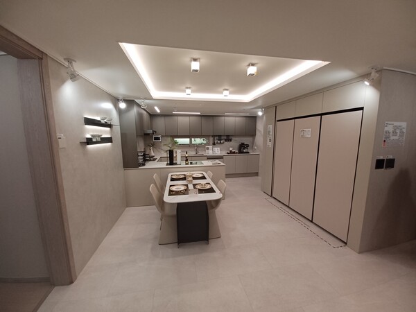 ‘복정역 에피트’ 84㎡형 다이닝룸. 김태현 기자