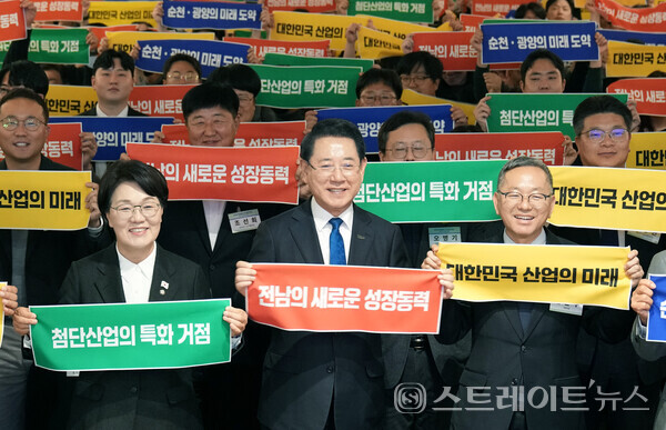 김영록 지사가 25일 서울 여의도 CCMM빌딩 컨벤션홀에서 열린 ‘RE100 미래첨단 국가산단 유치 포럼 및 결의대회’에서 참석자들과 퍼포먼스를 하고 있다. 전남도