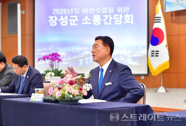 김한종 군수가 24일 군청 아카데미홀 열린 소통간담회에서 내년도 주요 군정에 대해 설명하고 있다. 장성군