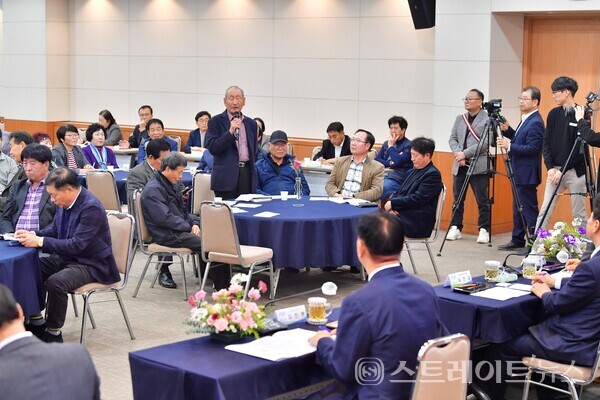 서삼면 나병선 추암2리 이장이 24일 군청 아카데미홀 열린 소통간담회에서 질문하고 있다. 장성군