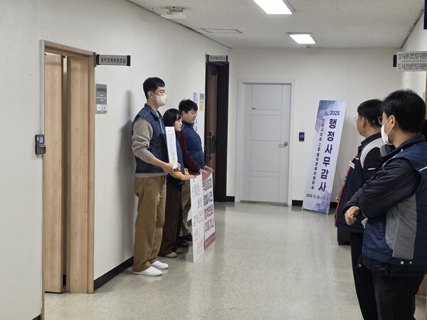 전국공무원노조 안양시지부 현서광 지부장을 비롯한 조합원들이 26일 오전 9시 30분 행감이 열리는 안양시의회 총무경제위원회 앞에서 노조에서 의원들의 의정활동을 방해하는 것처럼 발언한 두 의원에 대해 발언 정정과 사과를 촉구하는 피켓 시위를 벌이고 있다.최휘경 기자.