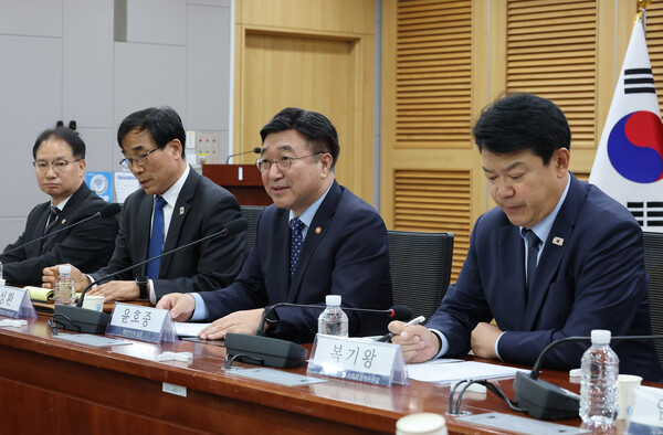 윤호중 행정안전부 장관이 20일 서울 여의도 국회 의원회관에서 열린 사회연대경제 성장 촉진을 위한 당정대협의회에서 발언하고 있다. 
