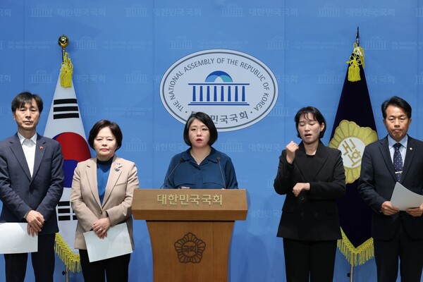 조국혁신당·진보당·기본소득당·사회민주당은 26일 오전 국회 소통관에서 옥외광고물법 개정 중단 촉구 공동 기자회견을 열었다. 사진 윤종오 의원실. 