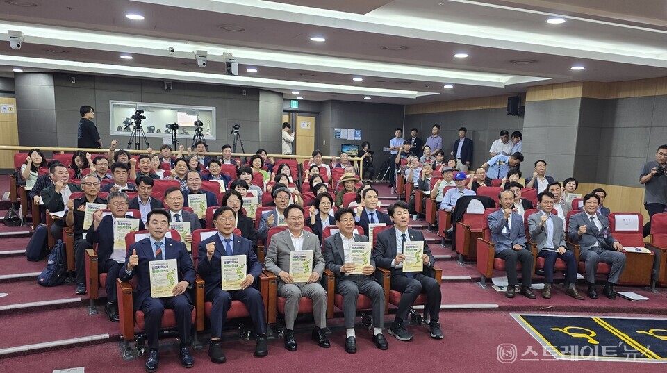 ​23일 국회의원회관 제2소회의실에서는 '접경지역에서 평화지역으로'를 주제로 제3차 국회 정책토론회가 열렸다. 참석자들이 기념촬영을 하고 있다. [사진=설인호 기자] 