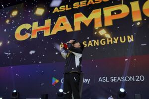 트로피를 들어 올리는 박상현